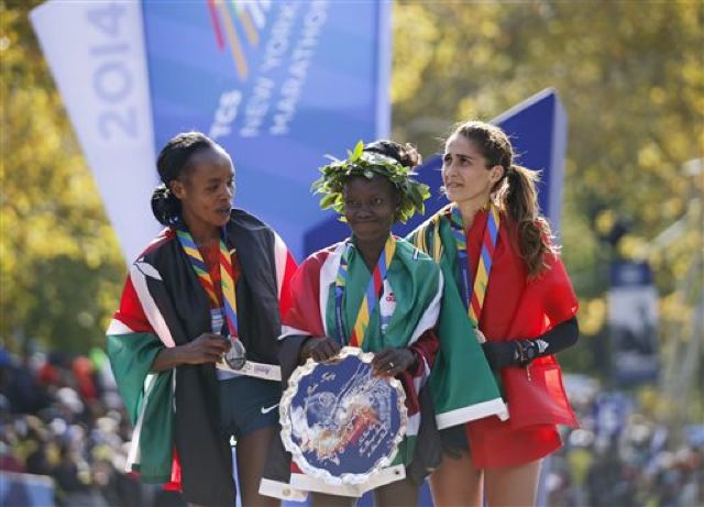 Mary Keitany with her trophy